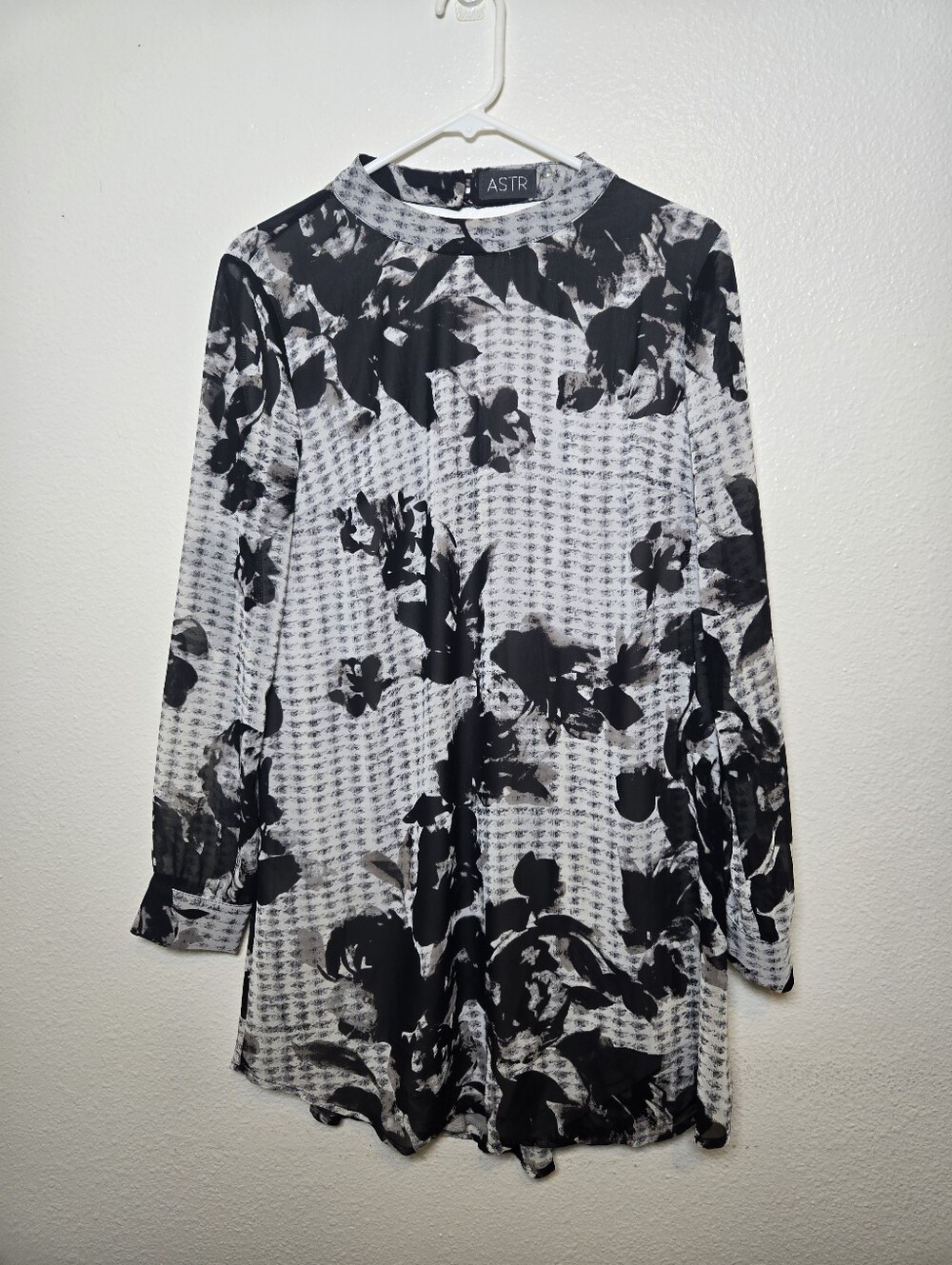 ASTR Black Floral Long Sleeve Shift Dress Open Back Abstract Floral Size Medium